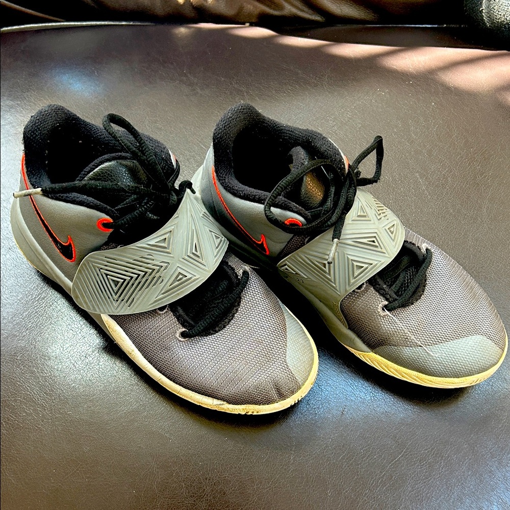 Nike Kyrie Flytrap 3 Basketball Sneakers 5Y